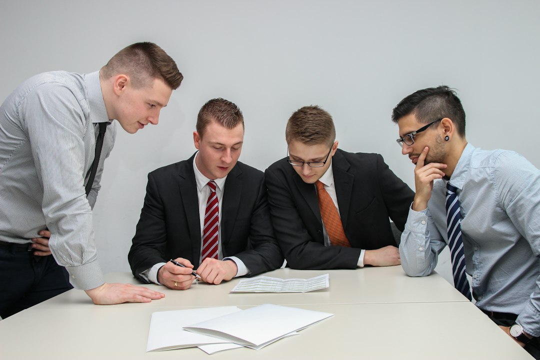 Equipo de trabajo revisando información de negocio y remuneraciones variables
