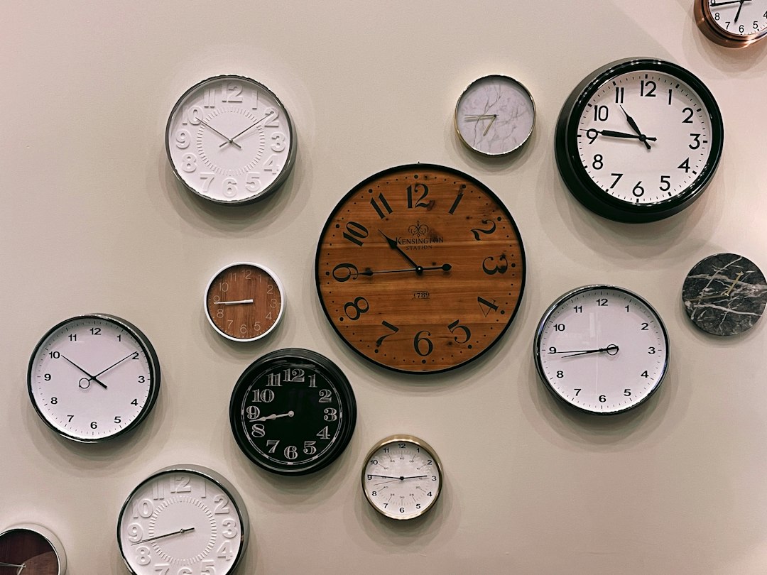 Reloj de oficina representando la jornada laboral y la gestión horaria